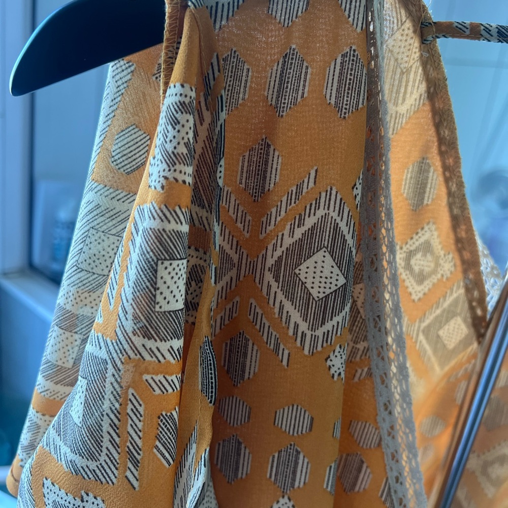Geometric Patterned V-Neck Top - Picture 4 of 5